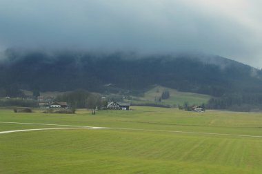 Bir yağmur bulutu dağdan iner.