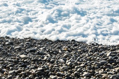 Çakıl taşları üzerinde köpük.