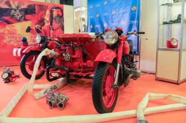 İtfaiye su pompası ile.