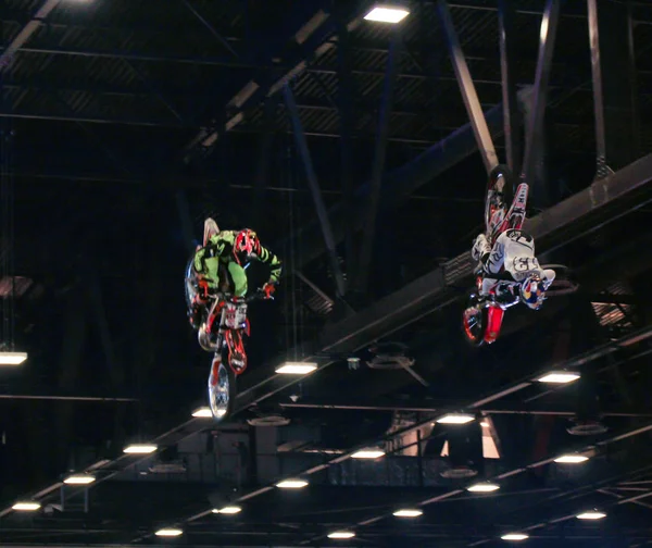 Los motociclistas están en el aire . — Foto de Stock