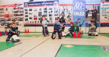 Moto salon genç ziyaretçileri için bir platform.