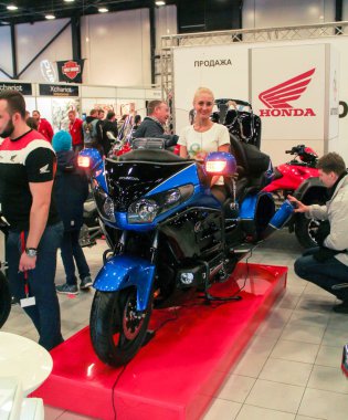 Motosiklet ile kız adama.