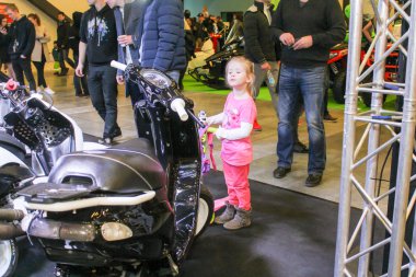 Motor bir depo, küçük bir ziyaretçi.