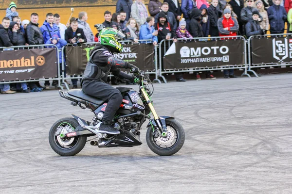 El motorista pasea por los espectadores . —  Fotos de Stock