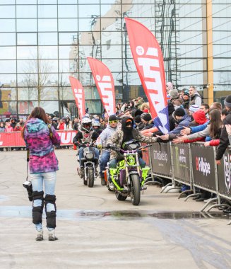 Bisikletçileri seyirci geçiyor.