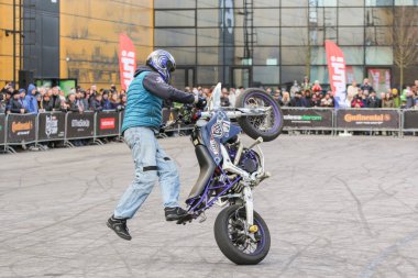 Moto freestyle bisikletle.