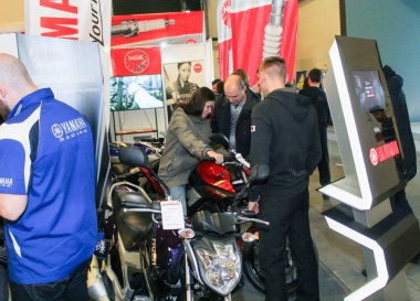 Bir kadın bir motosiklet öğrenir.