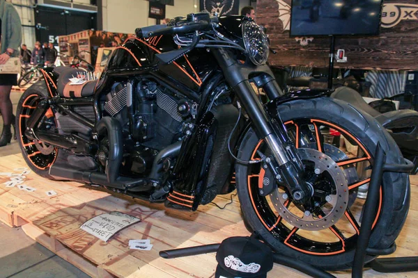 Uma bicicleta preta poderosa com um golpe laranja . — Fotografia de Stock