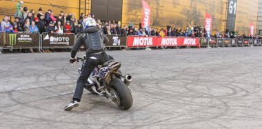 Bir dönüş yapmak bir motorcu.