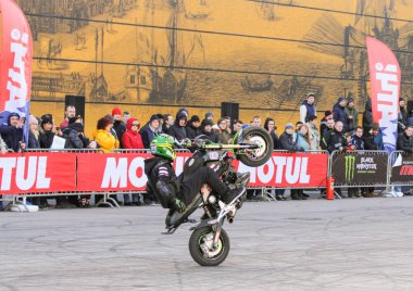 Motorcu silahsız arka tekerlek üzerinde.