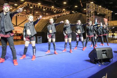 Bir grup genç hip hop dansçıları.