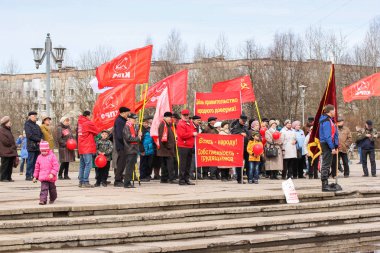 Yetişkin ve çocuk şenlikli bir toplantıda.