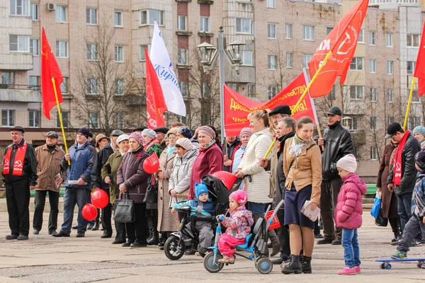 Дорослих і дітей в святковому засіданні. — стокове фото