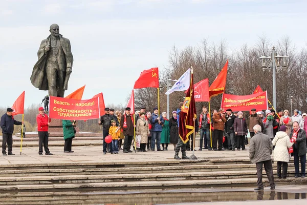 Festliche Kundgebung am Lenin-Denkmal. — Stockfoto