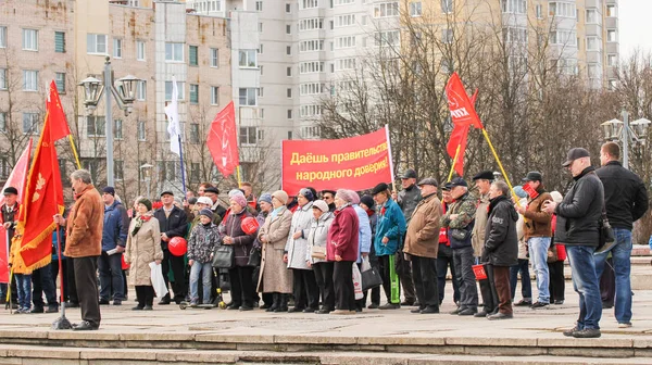 Люди на мітингу 1 травня. — стокове фото