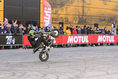 Motorcu arka tekerlek üzerinde.