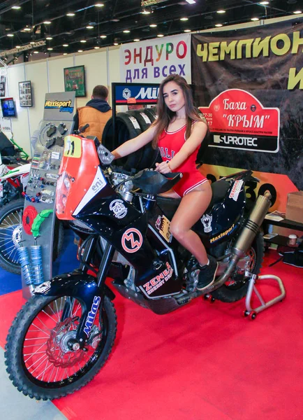 Une jeune fille en moto enduro . — Photo
