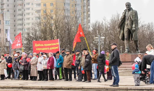 Група людей на пам'ятник Леніну. — стокове фото