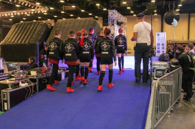 Dans grubu sahne alanı'na yükselir.