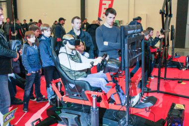 Auto-simülatörde genç adam.