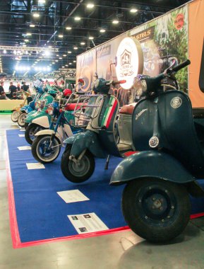 Bir dizi eski scooter.