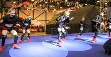 Bir grup genç hip hop dansçıları.