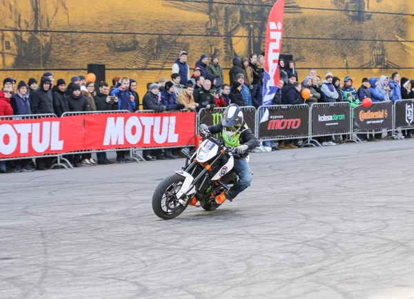 Motocicleta na frente do público . — Fotografia de Stock