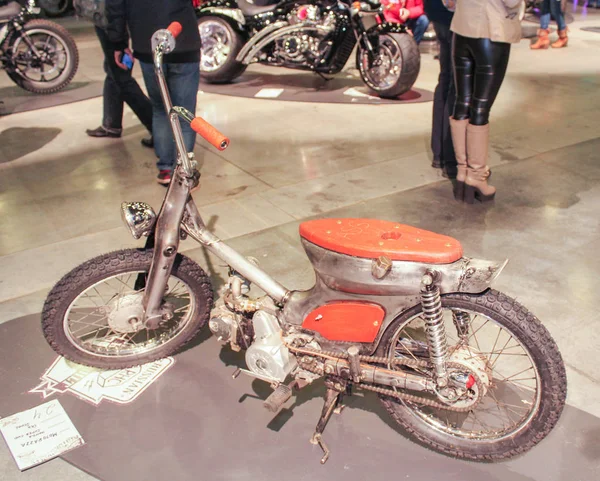 Starý moped s dřevěnou sedlovou. — Stock fotografie