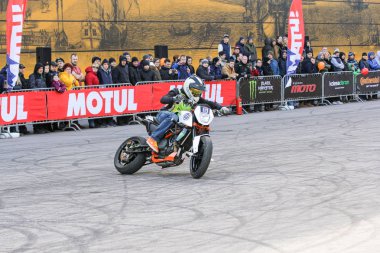 Bir motosiklet üzerinde kayması.