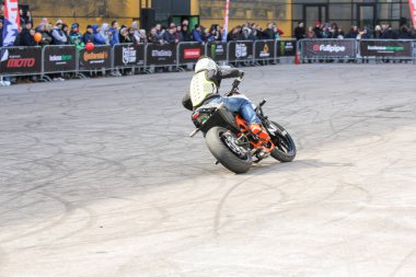 Motorcu motobike üzerinde.