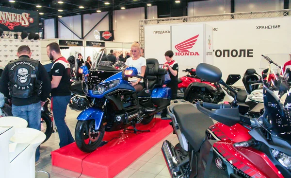 Motosiklet ile salonu.