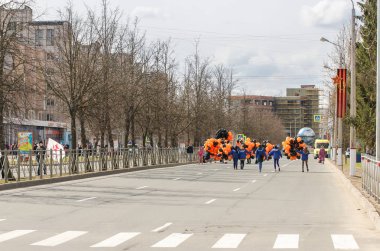 Cadde üzerinde balon ile gönüllü.