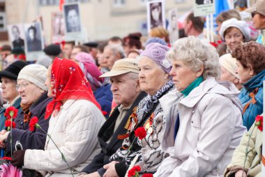 Bir çiçek ile yaşlı insanlar.