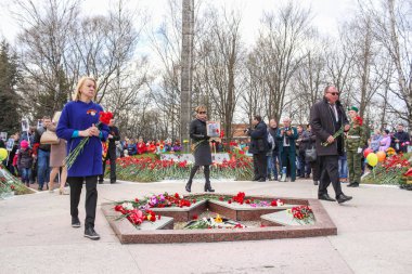 Yetkilileri ile karanfil, eternal flame.