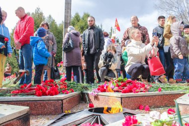 Ebedi alevdeki insanlar.