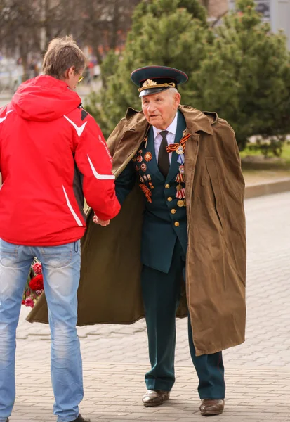 Veterano aceitando parabéns . — Fotografia de Stock