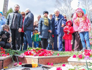 Eternal Flame çiçekler ile farklı insanlara.