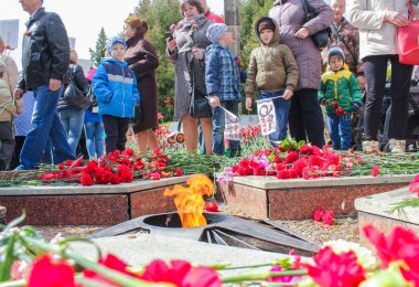 eternal flame çiçeklere.