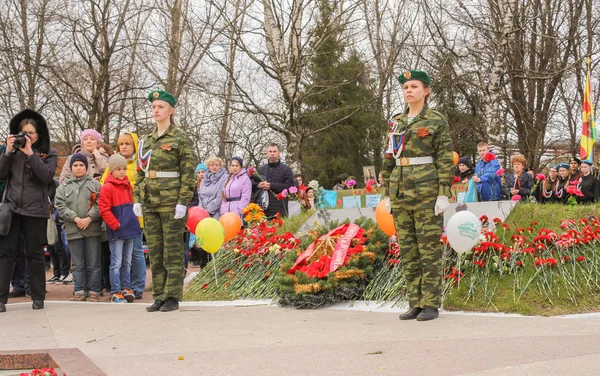 Pod koniec ceremonii i układanie wieńce. — Zdjęcie stockowe