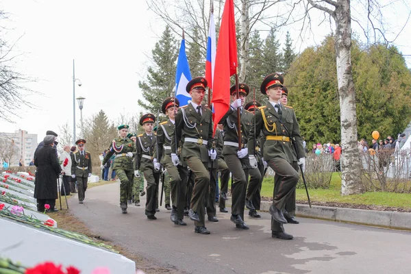 Flaga grupa z flagami na torze. — Zdjęcie stockowe