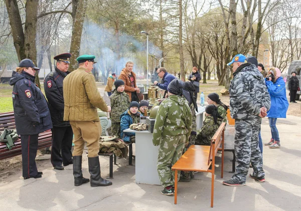 Польовій кухні у міському парку. — стокове фото