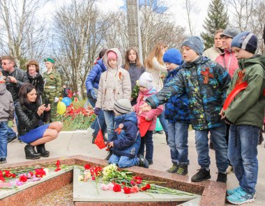 Bir genç Eternal Flame içine bozuk para atar.