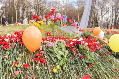 Çiçekler ve toplu mezar topları.