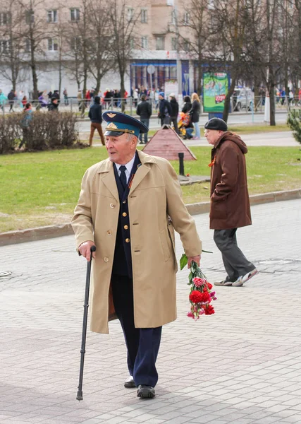 Veterano con flores . — Foto de Stock