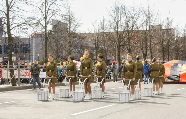Группа девушек-барабанщиков в военной форме . — стоковое фото
