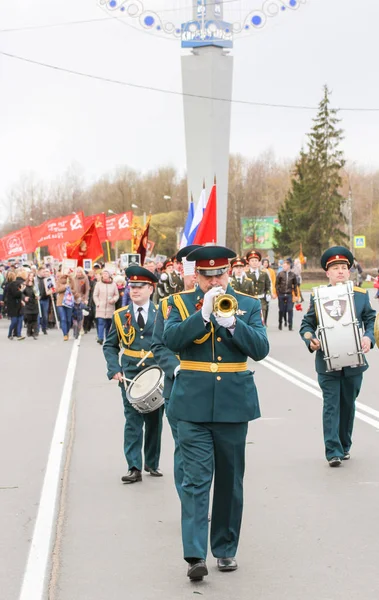 Músicos militares em frente à coluna do regime imortal — Fotografia de Stock