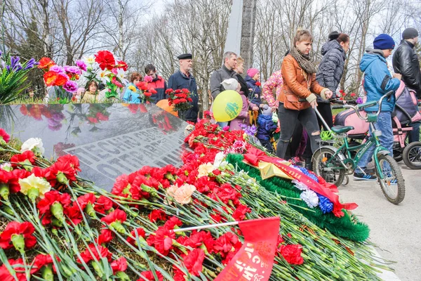 Anıtı tabağına birçok kırmızı çiçekler vardır.