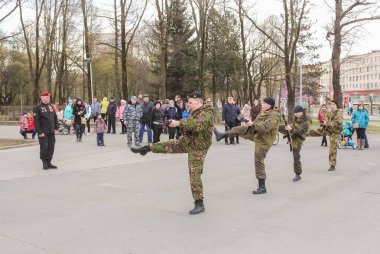 Savaşçıların eş zamanlı performans.