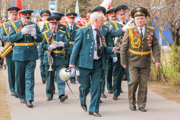 Um grupo de músicos militares caminhando pelo caminho . — Fotografia de Stock
