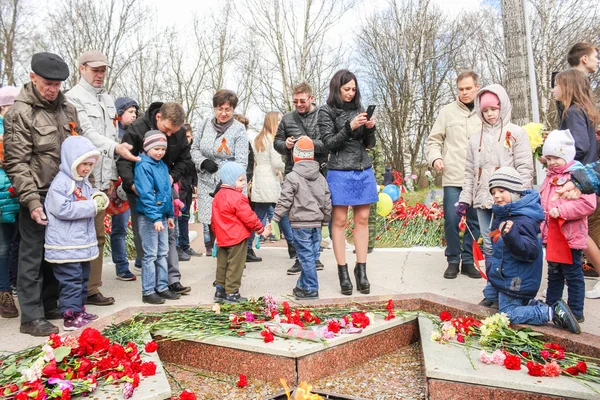 Şehitler anısına gününde çocuklu insanlar.